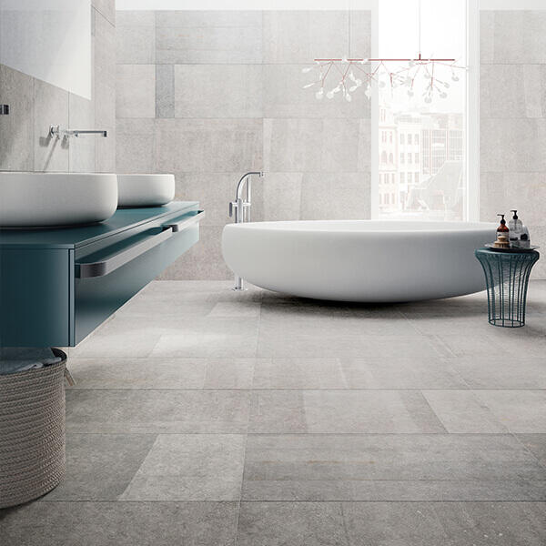 Badkamer met keramische tegels met gezaagd hardsteen uiterlijk